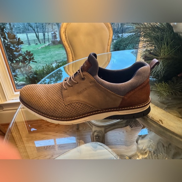 Casual mens shoe, size 10.5 and they have only been worn once & in great shape. - Picture 5 of 5